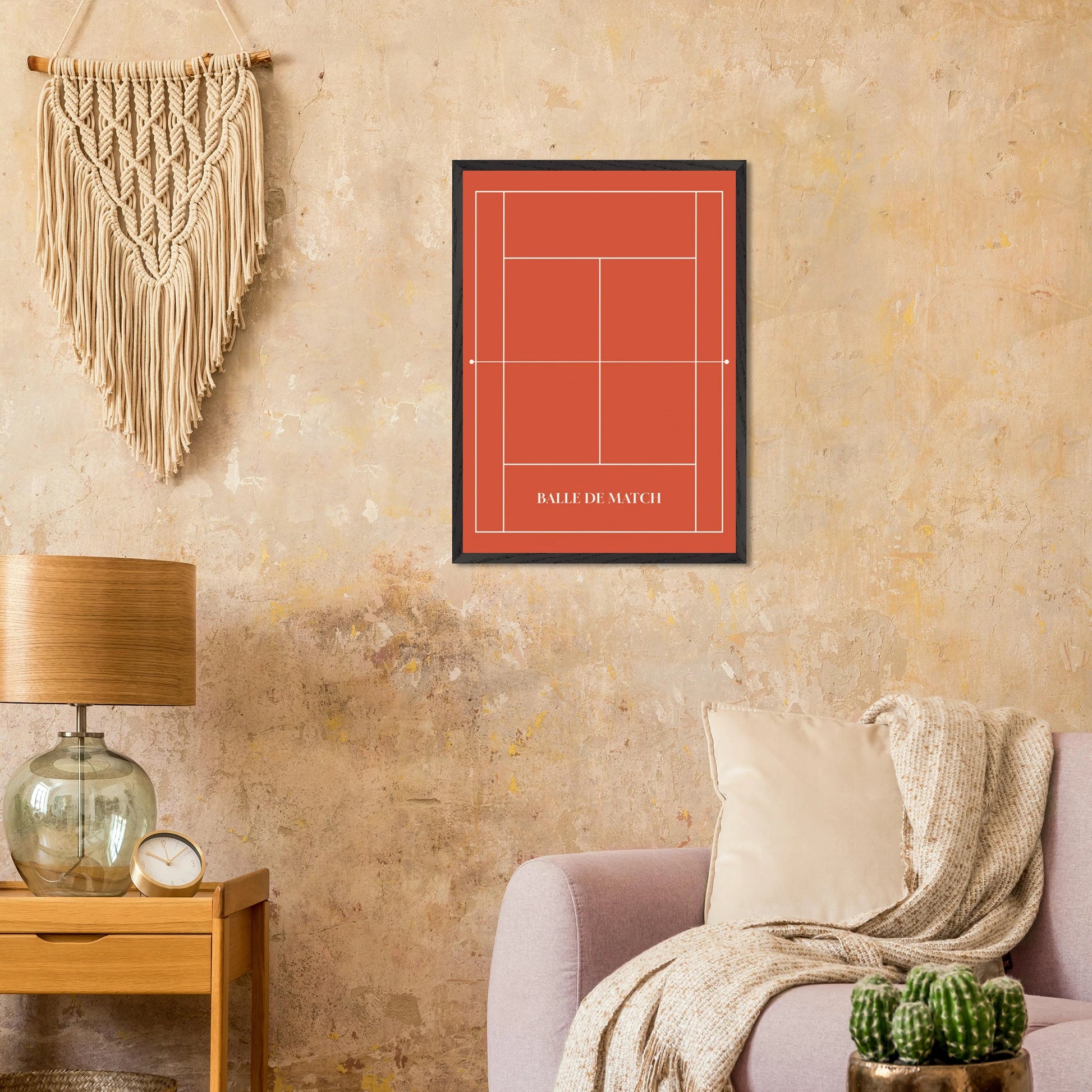 Affiche encadrée Balle de match – terrain de tennis en terre battue avec lignes blanches et typographie centrale – art mural minimaliste signé skøne