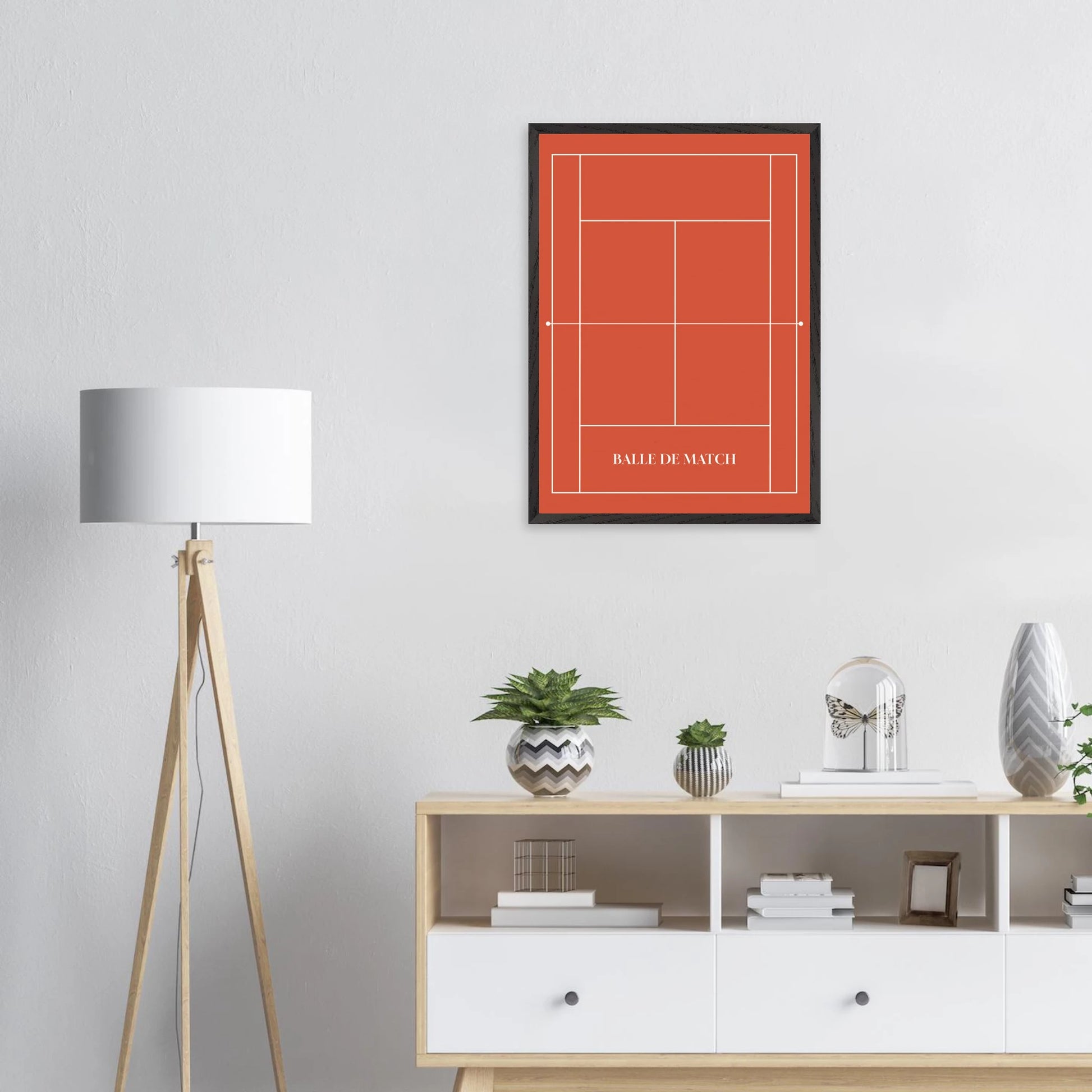 Affiche encadrée Balle de match – terrain de tennis en terre battue avec lignes blanches et typographie centrale – art mural minimaliste signé skøne