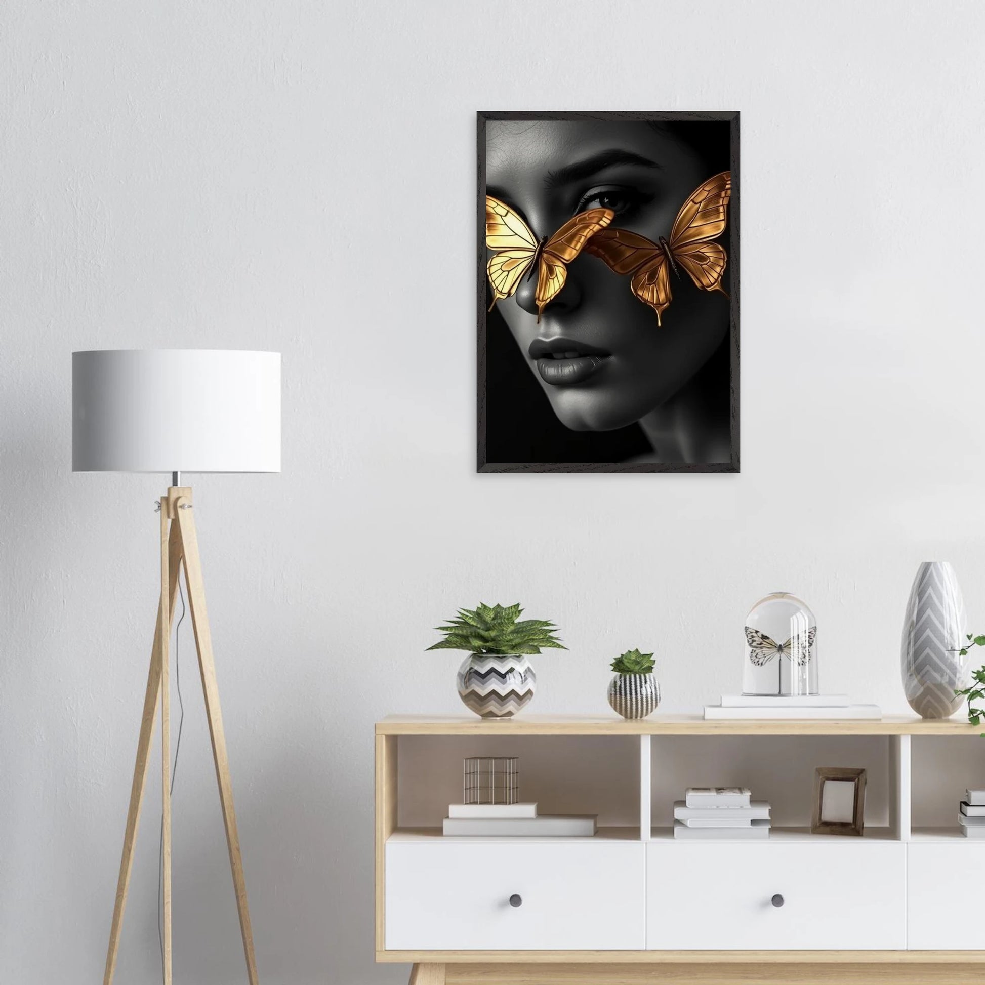 Affiche encadrée Papillons d’Or – portrait femme noir et blanc avec papillons dorés devant les yeux – décoration murale Skøne
