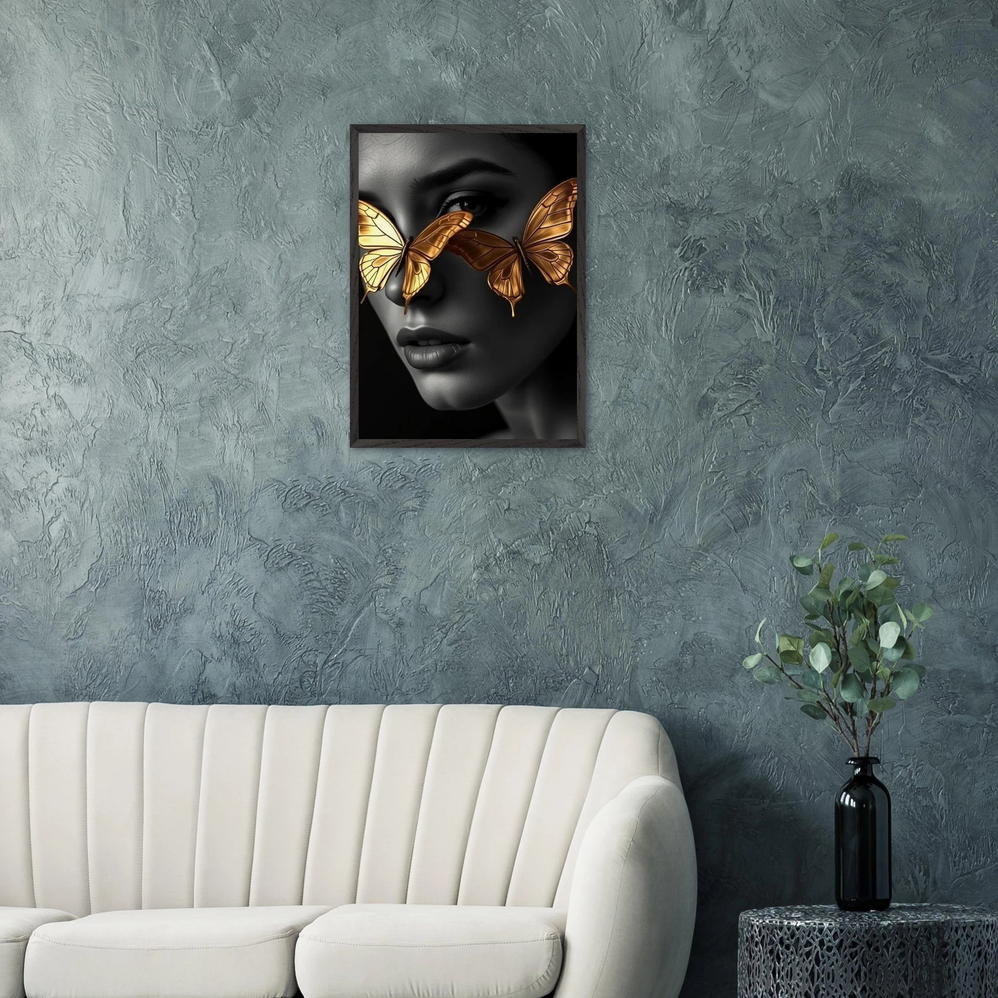 Affiche encadrée Papillons d’Or – portrait femme noir et blanc avec papillons dorés devant les yeux – décoration murale Skøne